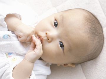 赤ちゃんは目やにが多いもの 子育てお役立ち百科 こそだて