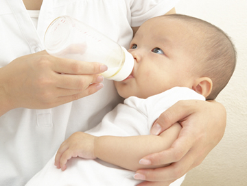 噴水のようにミルクを吐く 飲みが悪い 授乳の心配 子育てお役立ち百科 こそだて