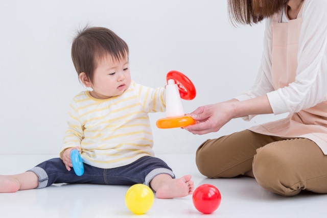 おすわり期のおもちゃ遊びの注意点 子育てお役立ち百科 こそだて