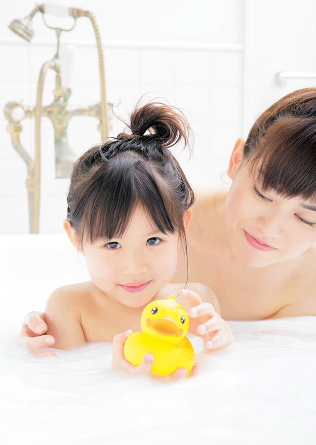 親子でお風呂を楽しむコツ 入浴剤は 温泉はいつから 育児情報誌miku ミク