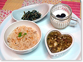 炊き込みごはん粥/牛肉あんかけ/ほうれん草のおひたし風/ヨーグルト