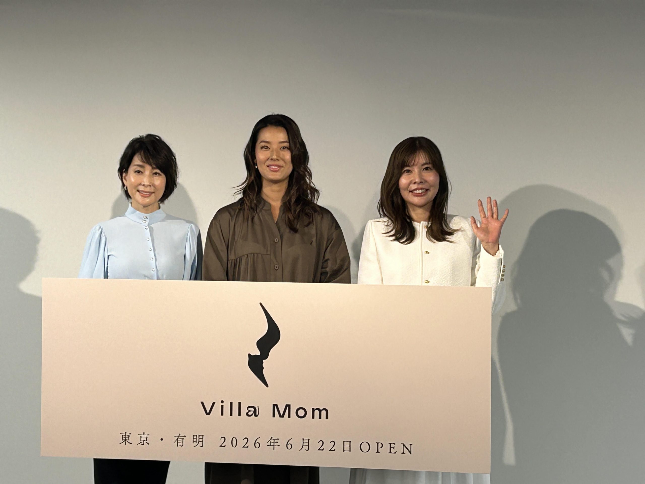 開業記者発表会に登壇した内田恭子さん、すみれさん、土居亜由美さん